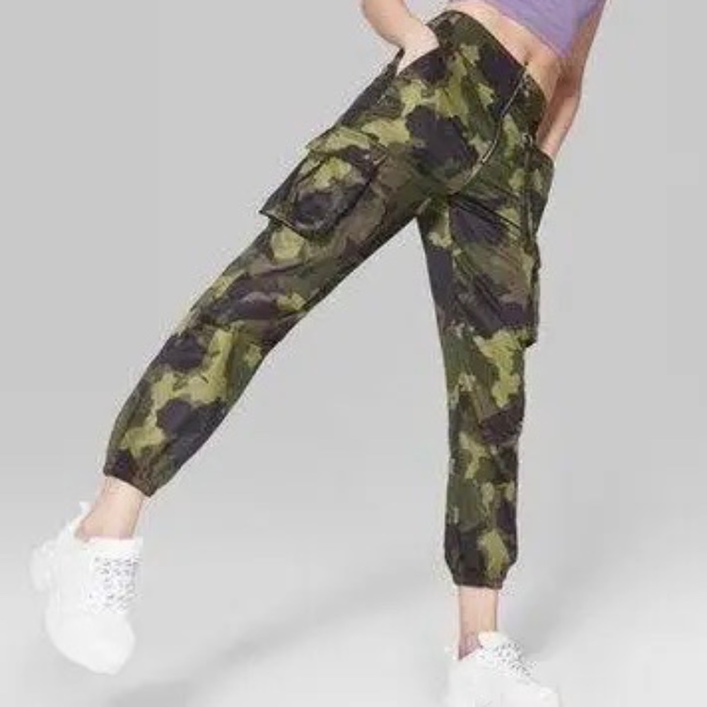 Wild Fable High Rise Camo Jogger Cargo Pants new without tag. SZ 12